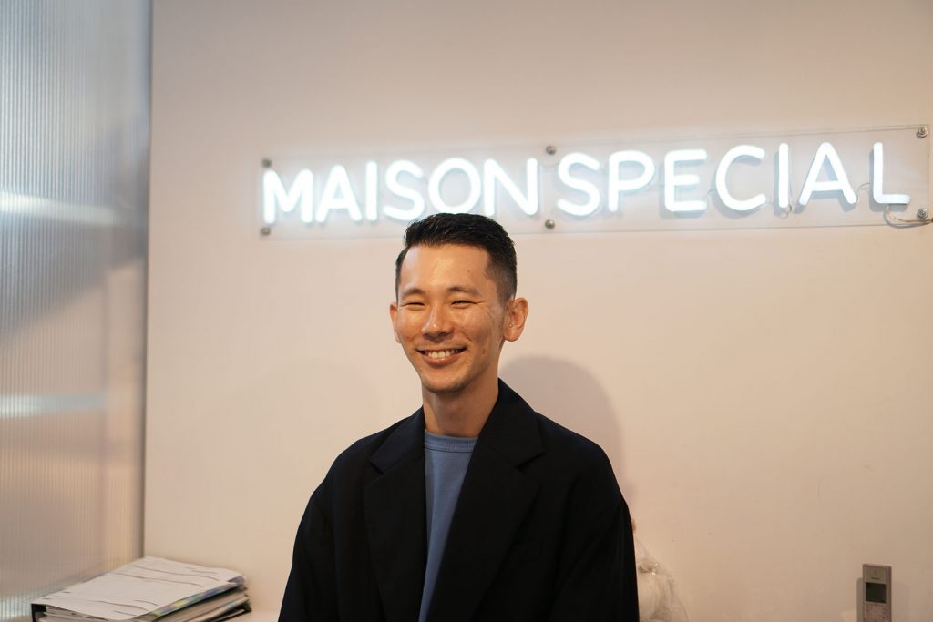 レジに立つ、笑顔の玉井さん