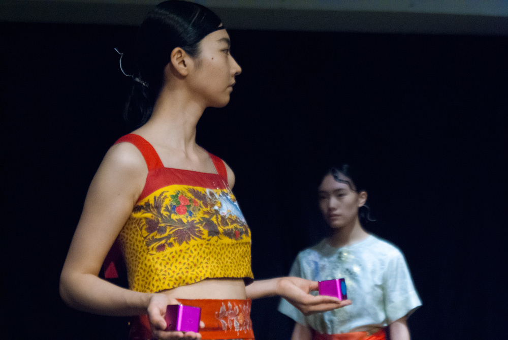 シナスイエン(SINA SUIEN)17ss collection  神に従事する者の衣装から着想「布、針、糸で奏でるオーケストラ」