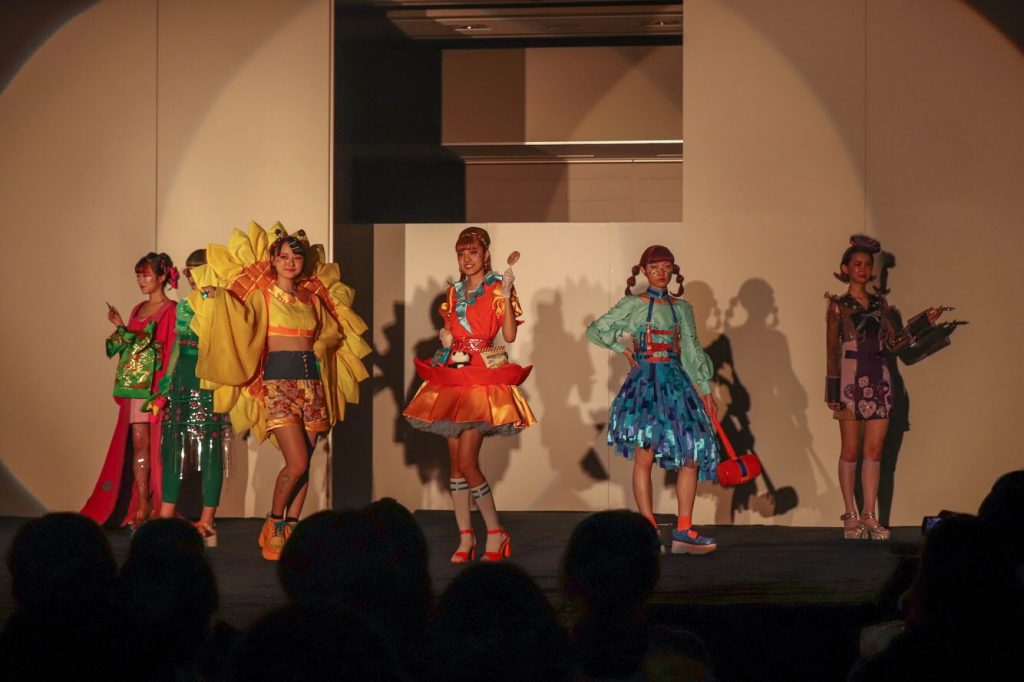 東京家政大学EVEのショー「可愛い子には旅をさせよ」