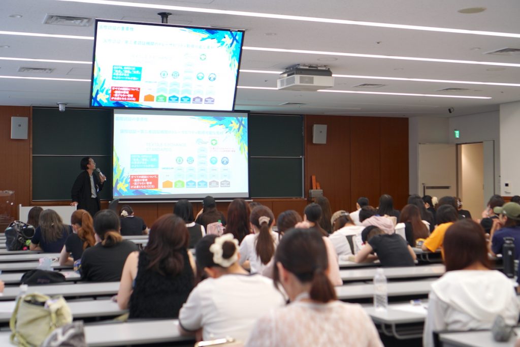 大妻女子大学が実施する実践講義。アパレル企業と連携し、アパレル＝小売だけではない視点を提供